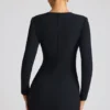 Robe courte à manches longues Luciana avec découpe en forme de cœur, en noir Robe courte à manches longues Luciana avec découpe en forme de cœur, en noir