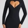 Robe courte à manches longues Luciana avec découpe en forme de cœur, en noir Robe courte à manches longues Luciana avec découpe en forme de cœur, en noir