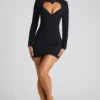 Robe courte à manches longues Luciana avec découpe en forme de cœur, en noir Robe courte à manches longues Luciana avec découpe en forme de cœur, en noir