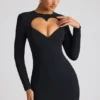 Robe courte à manches longues Luciana avec découpe en forme de cœur, en noir Robe courte à manches longues Luciana avec découpe en forme de cœur, en noir