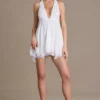 Robe courte Mariette en mousseline à décolleté plongeant et dos nu, en blanc Robe courte Mariette en mousseline à décolleté plongeant et dos nu, en blanc