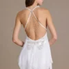Robe courte Mariette en mousseline à décolleté plongeant et dos nu, en blanc Robe courte Mariette en mousseline à décolleté plongeant et dos nu, en blanc