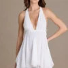 Robe courte Mariette en mousseline à décolleté plongeant et dos nu, en blanc Robe courte Mariette en mousseline à décolleté plongeant et dos nu, en blanc