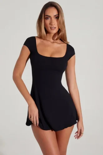 Robe courte Marina à dos nu et coupe trapèze, en noir
