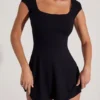 Robe courte Marina à dos nu et coupe trapèze, en noir Robe courte Marina à dos nu et coupe trapèze, en noir