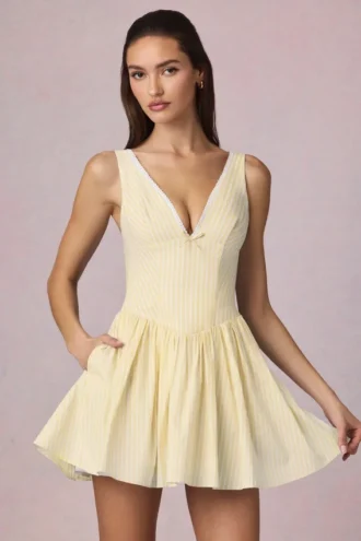Robe courte Marissa à volants et coupe trapèze, rayures jaune citron