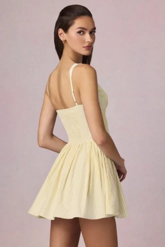 Robe courte Marissa à volants et coupe trapèze, rayures jaune citron