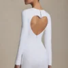 Robe courte moulante Adelia à découpes en forme de cœur, en blanc Robe courte moulante Adelia à découpes en forme de cœur, en blanc
