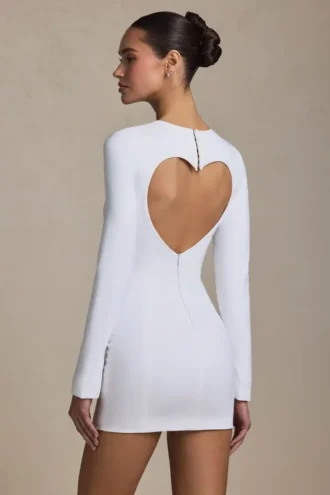 Robe courte moulante Adelia à découpes en forme de cœur, en blanc