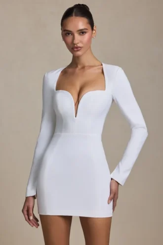 Robe courte moulante Adelia à découpes en forme de cœur, en blanc