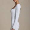 Robe courte moulante Adelia à découpes en forme de cœur, en blanc Robe courte moulante Adelia à découpes en forme de cœur, en blanc