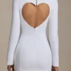 Robe courte moulante Adelia à découpes en forme de cœur, en blanc Robe courte moulante Adelia à découpes en forme de cœur, en blanc