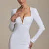 Robe courte moulante Adelia à découpes en forme de cœur, en blanc Robe courte moulante Adelia à découpes en forme de cœur, en blanc