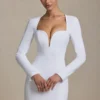 Robe courte moulante Adelia à découpes en forme de cœur, en blanc Robe courte moulante Adelia à découpes en forme de cœur, en blanc
