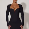 Robe courte moulante Adelia à découpes en forme de cœur, en noir Robe courte moulante Adelia à découpes en forme de cœur, en noir