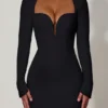 Robe courte moulante Adelia à découpes en forme de cœur, en noir Robe courte moulante Adelia à découpes en forme de cœur, en noir
