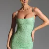 Robe courte moulante Aellin avec ornements, couleur pistache Robe courte moulante Aellin avec ornements, couleur pistache