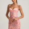 Robe courte moulante à bretelles ornée Velena, rose Robe courte moulante à bretelles ornée Velena, rose