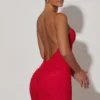 Robe courte moulante dos nu à fronces Femi en rouge Robe courte moulante dos nu à fronces Femi en rouge