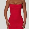 Robe courte moulante dos nu à fronces Femi en rouge Robe courte moulante dos nu à fronces Femi en rouge