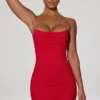 Robe courte moulante dos nu à fronces Femi en rouge Robe courte moulante dos nu à fronces Femi en rouge