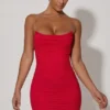 Robe courte moulante dos nu à fronces Femi en rouge Robe courte moulante dos nu à fronces Femi en rouge