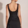 Robe courte moulante à encolure dégagée et ornements Jacelyn, en noir Robe courte moulante à encolure dégagée et ornements Jacelyn, en noir