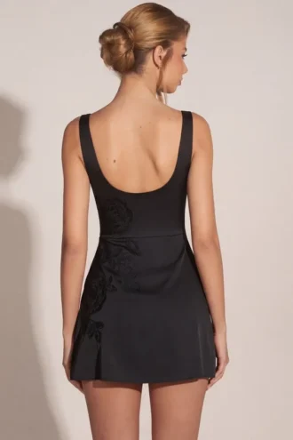 Robe courte moulante à encolure dégagée et ornements Jacelyn, en noir