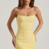Robe courte moulante à encolure dégagée et ornements Lunetta, couleur jaune Robe courte moulante à encolure dégagée et ornements Lunetta, couleur jaune