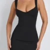 Robe courte moulante à encolure en cœur en modal Dove, couleur noir Robe courte moulante à encolure en cœur en modal Dove, couleur noir