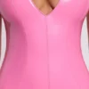 Robe courte moulante à encolure plongeante en vinyle Allani, rose Robe courte moulante à encolure plongeante en vinyle Allani, rose