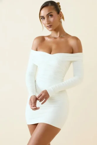 Robe courte moulante à fronces et épaules dénudées Rosanna, couleur vanille