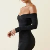 Robe courte moulante à fronces et épaules dénudées Rosanna en noir Robe courte moulante à fronces et épaules dénudées Rosanna en noir