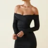 Robe courte moulante à fronces et épaules dénudées Rosanna en noir Robe courte moulante à fronces et épaules dénudées Rosanna en noir