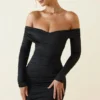 Robe courte moulante à fronces et épaules dénudées Rosanna en noir Robe courte moulante à fronces et épaules dénudées Rosanna en noir