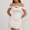 Robe courte moulante à fronces et épaules dénudées Roselle avec détails floraux, couleur ivoire Robe courte moulante à fronces et épaules dénudées Roselle avec détails floraux, couleur ivoire