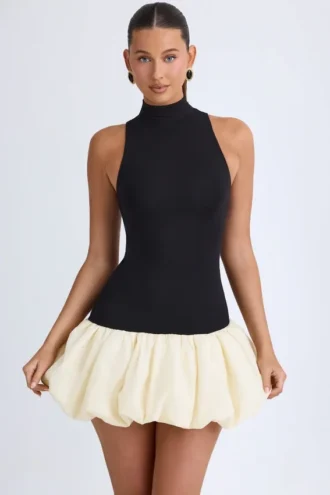Robe courte Nabila à col roulé en modal, taille basse et ourlet bouffant, en noir