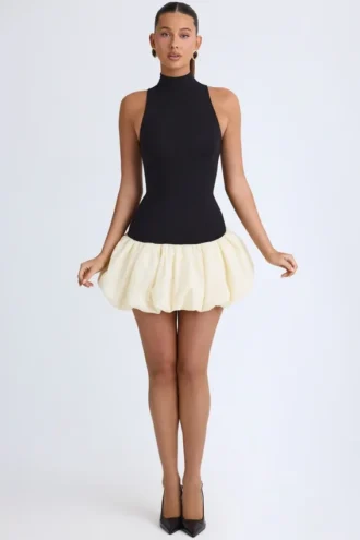 Robe courte Nabila à col roulé en modal, taille basse et ourlet bouffant, en noir