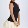 Robe courte Nabila à col roulé en modal, taille basse et ourlet bouffant, en noir
