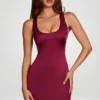Robe courte Orsola à encolure dégagée et dos lacé, couleur rouge vin