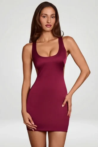 Robe courte Orsola à encolure dégagée et dos lacé, couleur rouge vin