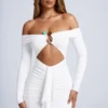Robe courte à épaules dénudées et découpes Saffron avec détails métalliques, en blanc Robe courte à épaules dénudées et découpes Saffron avec détails métalliques, en blanc