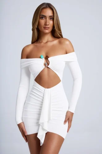 Robe courte à épaules dénudées et découpes Saffron avec détails métalliques, en blanc