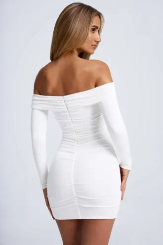 Robe courte à épaules dénudées et découpes Saffron avec détails métalliques, en blanc