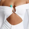 Robe courte à épaules dénudées et découpes Saffron avec détails métalliques, en blanc Robe courte à épaules dénudées et découpes Saffron avec détails métalliques, en blanc