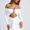 Robe courte à épaules dénudées et découpes Saffron avec détails métalliques, en blanc Robe courte à épaules dénudées et découpes Saffron avec détails métalliques, en blanc