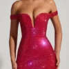Robe courte à épaules dénudées Leonora ornée de strass, rouge cramoisi Robe courte à épaules dénudées Leonora ornée de strass, rouge cramoisi