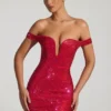 Robe courte à épaules dénudées Leonora ornée de strass, rouge cramoisi Robe courte à épaules dénudées Leonora ornée de strass, rouge cramoisi