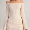 Robe courte à épaules dénudées Luzia avec détails en tricot, couleur crème Robe courte à épaules dénudées Luzia avec détails en tricot, couleur crème