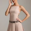 Robe courte plissée dos nu à ceinture Leilani, couleur champignon Robe courte plissée dos nu à ceinture Leilani, couleur champignon